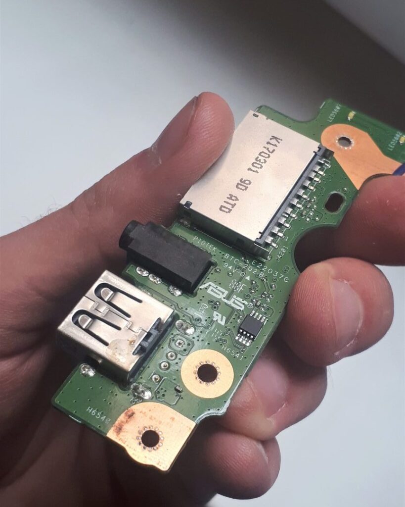 Naprawa zalanego Laptopa 3 układ scalony po zalaniu